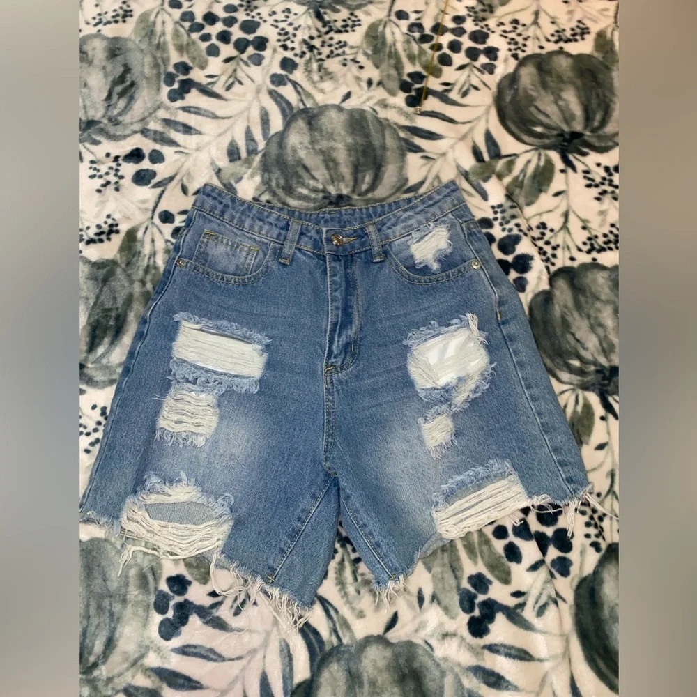 NWOT high waist light wash distressed style denim cutoff jean shorts - size XS - Picture 8 of 10